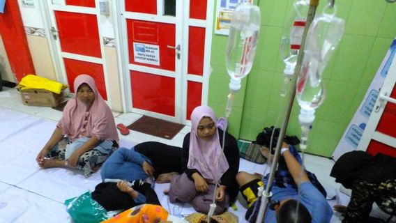 manger gratuitement de Takjil, des dizaines de résidents de Jember se plaignent de douleurs d’estomac et de vomissements