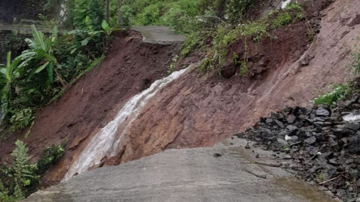 山体滑坡堤坝 断裂南部线路Garut, 警察诱惑Lewati Pameungpeuk