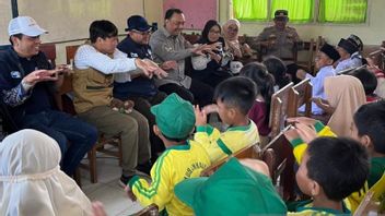 Reduce Disaster Trauma, Mendikdasmen Abdul Mu'ti Sing With Students In Agam