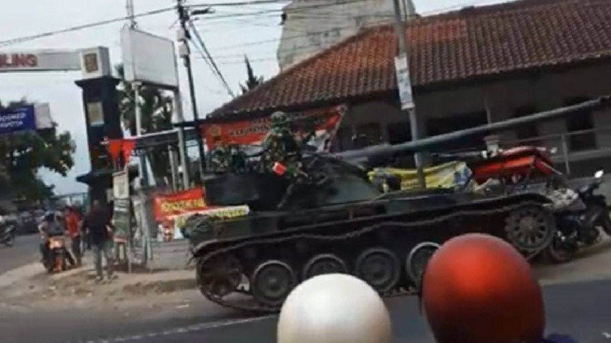 بعد أن فقدت دبابات الجيش الوطني السيطرة عند المنعطفات ، اصطدمت بـ 4 دراجات نارية في باندونغ