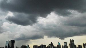 Waspada Hujan Berangin di Jakarta Siang hingga Sore