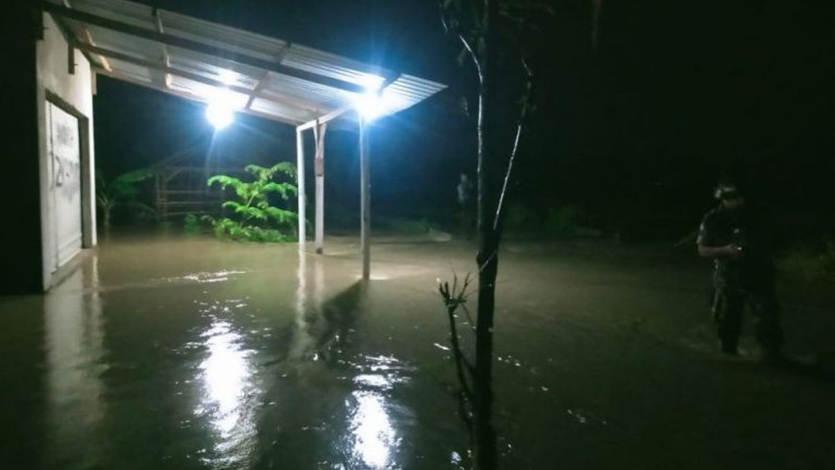 Intensitas Hujan Tinggi, Ratusan Warga Desa Kidang Lombok Tengah Mengungsi Akibat Banjir