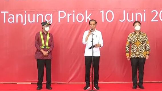 Vaksinasi Pekerja Pelabuhan Tanjung Priok, Jokowi: Di Sini Sangat Sibuk