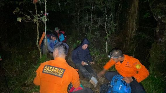 被困在Lompobattang山上的六名登山者被Basarnas救出