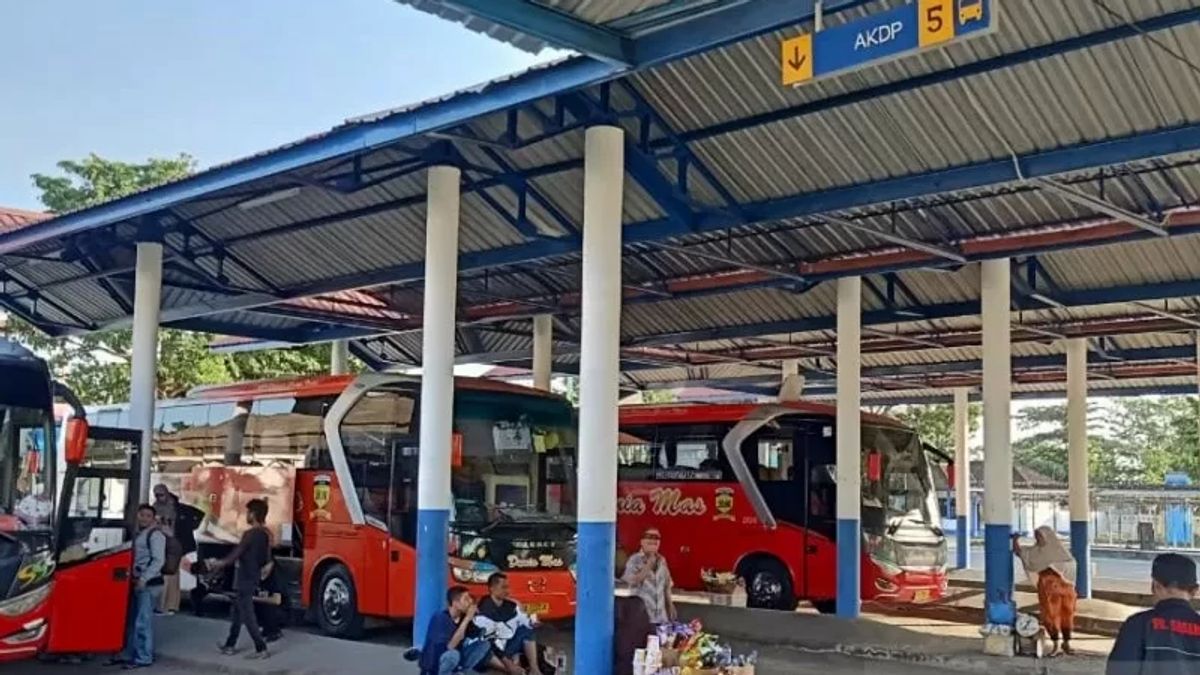 A Week Before Lebaran 2022, Mataram Mandalika Terminal Begins To Be Crowded With Travelers