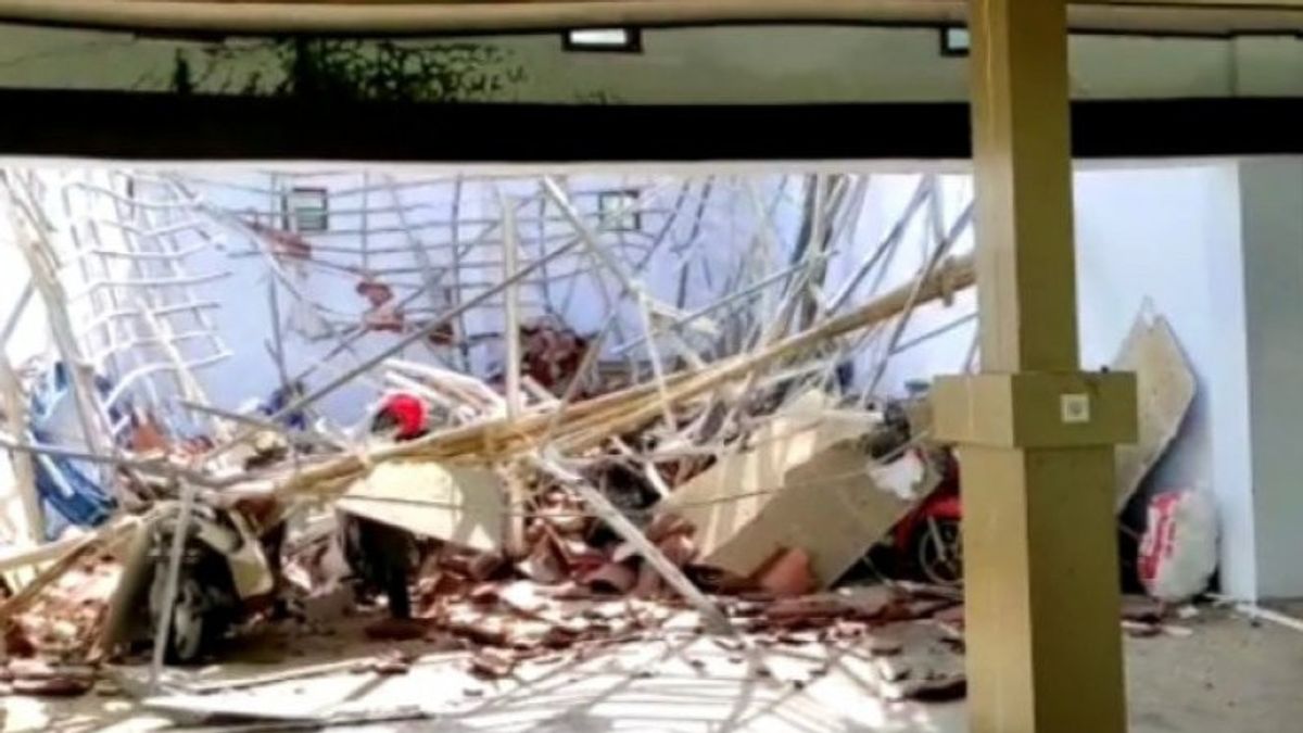 マジェネ地震で揺れるDprd Sulbar会長室の屋根が崩壊