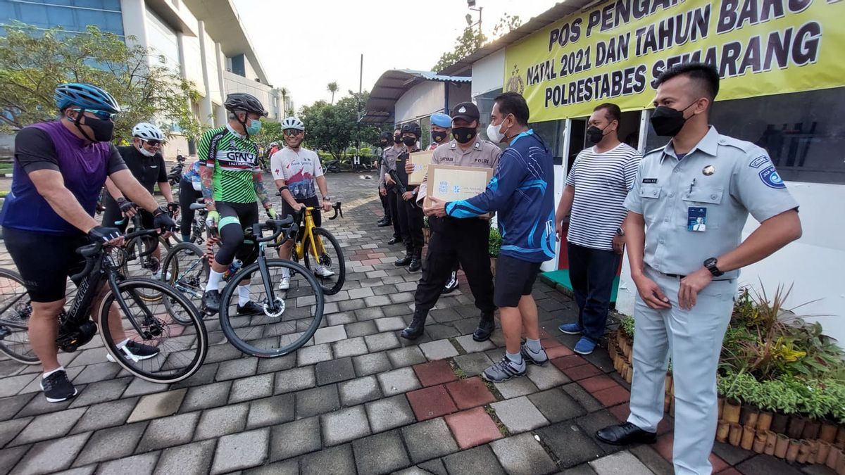 Kasih Bingkisan ke Petugas Jaga, Ganjar Pranowo: Masih Ada Satu PR Lagi, Sabtu-Minggu