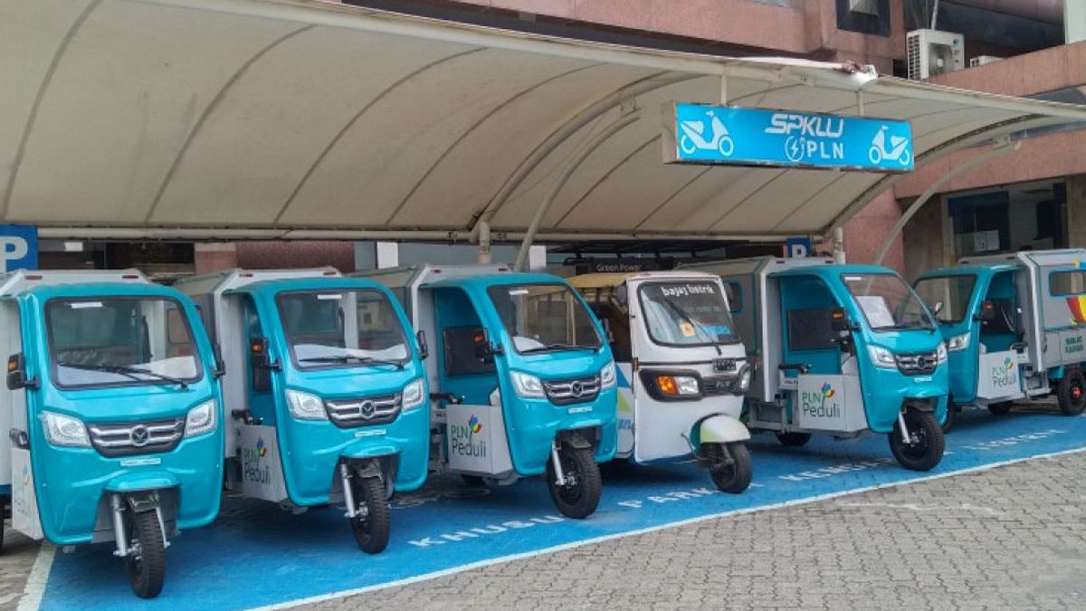 Ahok Gelorakan在今天的记忆中将Bajaj Butut换成Bajaj Electric,2015年1月6日