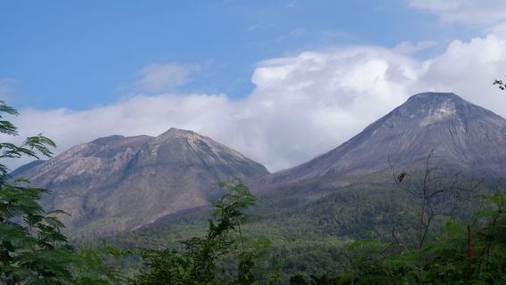 男性レウォトビ山が13分間噴火