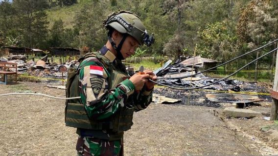 Au milieu des cendres, la TNI est là pour ramener l'espoir aux habitants de Nombume, Papouasie-Haute-Volcans