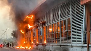 Halte TransJakarta di Tendean Jaksel Terbakar, 7 Unit Damkar Diterjunkan