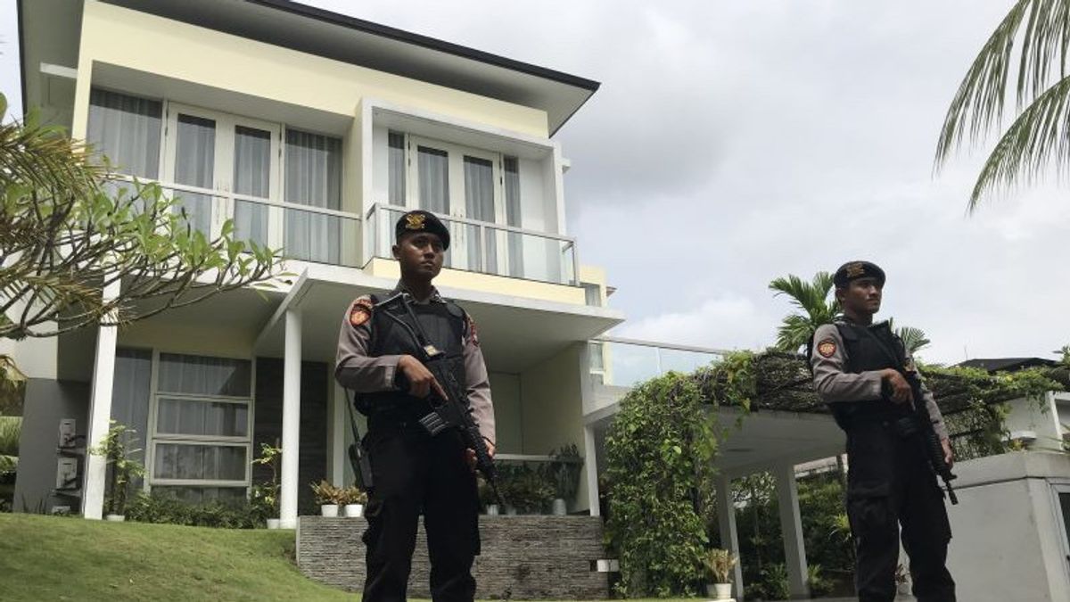 KPK Searches The House Of Former Head Of Makassar Customs Andhi Pramono In Batam, 2 Police Join The Guard