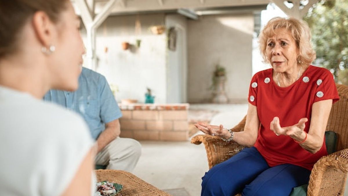 Cara Memulai Percakapan dengan Calon Mertua agar Jadi Mantu Kesayangan