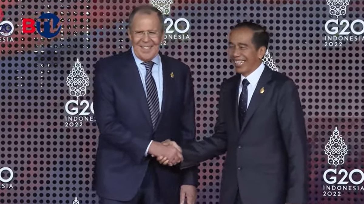 Sempat Dikabarkan Masuk Rumah Sakit, Menlu Rusia Sergey Lavrov Mantap Jabat Tangan Presiden Jokowi di Pembukaan KTT G20