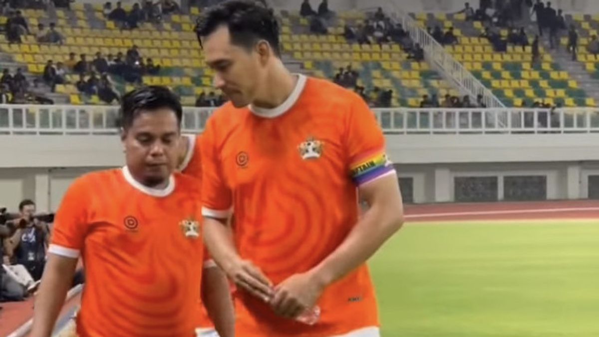 Darius Sinathrya在万丹国际体育场就职典礼上担任FC名人队长时考虑了LGBT运动，网友：Maksudne Ape Neh，Sehat Bro？