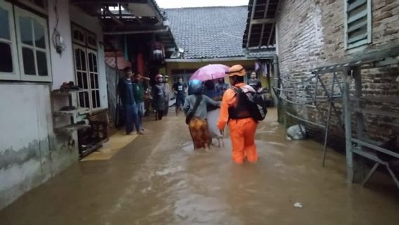 ジェンベルの2つの地区の住民の何百もの家が浸水しました