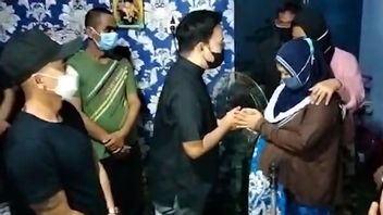 Sapri Pantun Ready To Be Buried, With Tears In His Wife Give Farewell