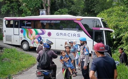 Bus Wisata dari Bandung Tersangkut di Kelok 44 Agam