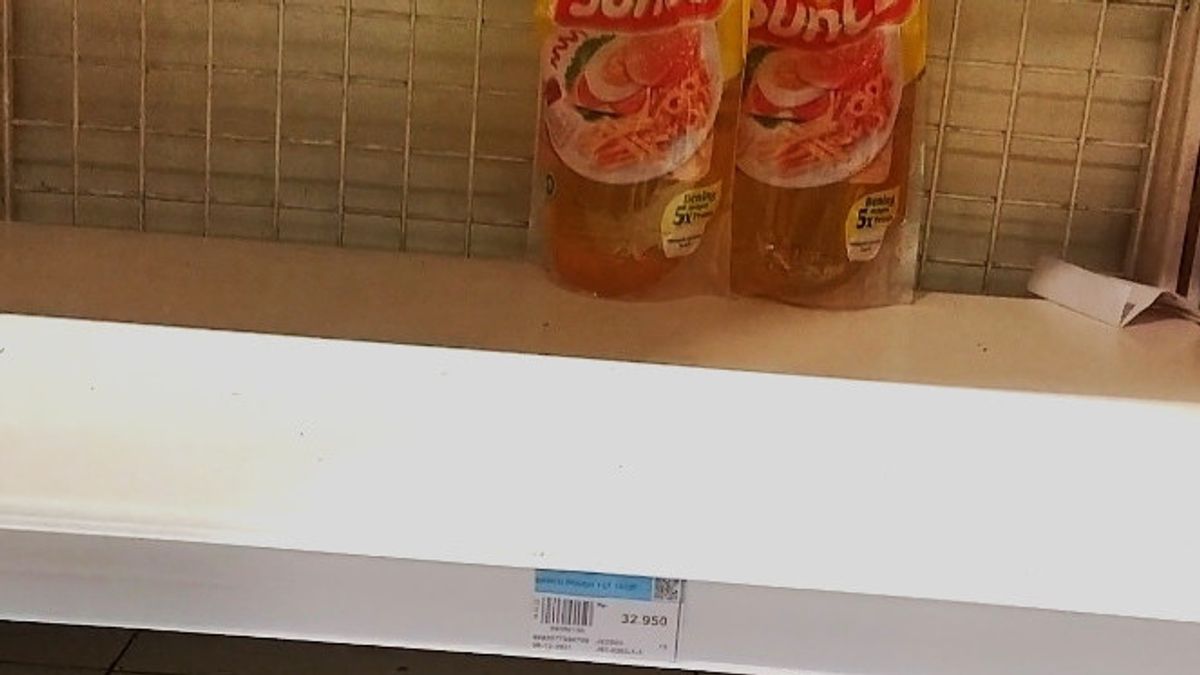 It Was Discovered That The Supermarket At Pondok Bambu Was Selling Cooking Oil For Rp. 32,950 Per 2 Liters, After Being Investigated, The Price Sticker Was Changed To Rp. 28,000