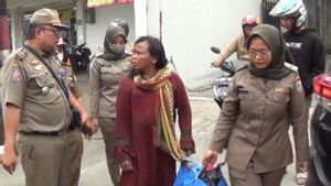 Dikejar Satpol PP, Juru Parkir Liar di Pulogadung Kabur, Pengamen dan Pengemis Ditangkap dan Dikirim ke Panti Sosial  