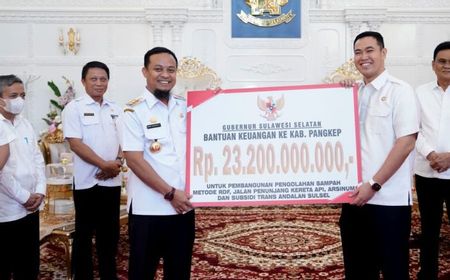 Gubernur Sulsel Serahkan Bantuan Keuangan Rp23,2 Miliar untuk Pangkep