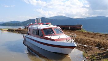 南苏拉威西岛卢蒂姆海岸人民获得海上救护车和渡轮的欢乐