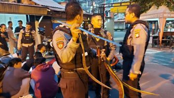 Awalnya <i>Bak</i> Jagoan Tenteng Celurit Mau Tawuran di TPU Prumpung, Ketemu Polisi Pelajar Ini Pura-pura Cuci Piring Warga