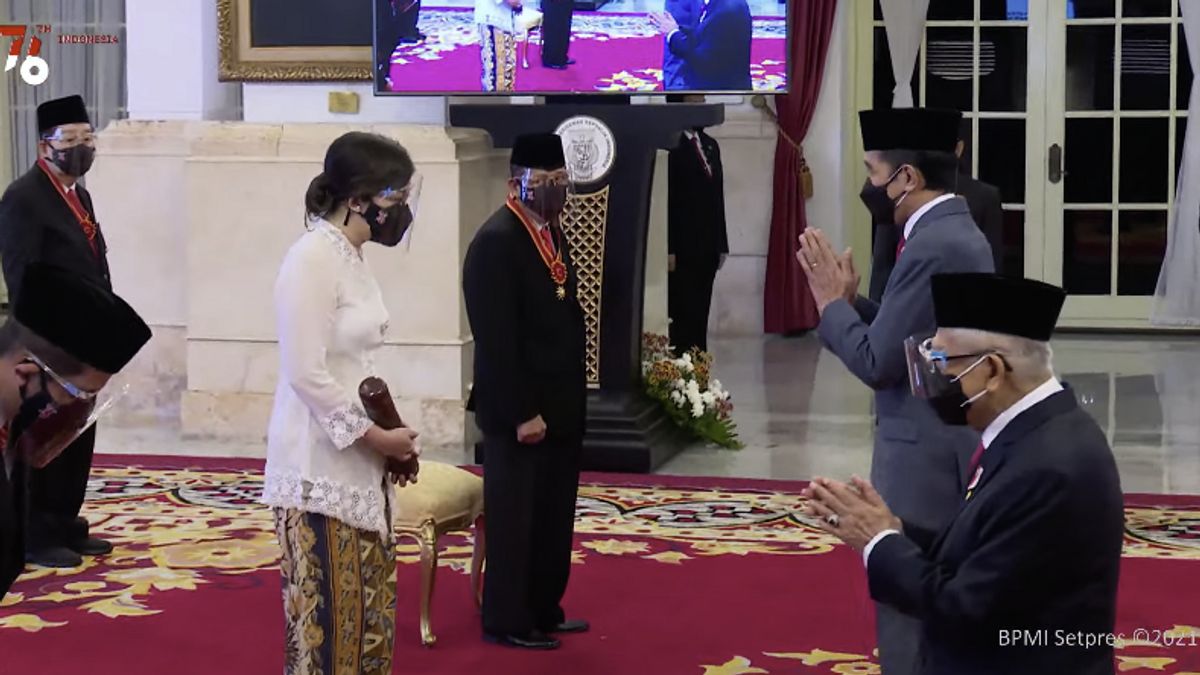 Resmi! Presiden Jokowi Beri Gelar Kehormatan untuk Artidjo Alkostar hingga Nakes