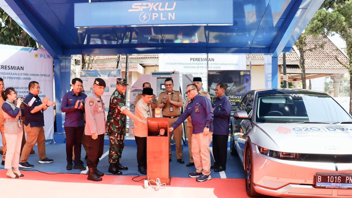 Support The Acceleration Of Electric Vehicle Ecosystems, PLN Officials SPKLU Perdana In Jambi