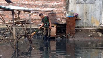 住民は、モジョパングン砂糖工場からの廃棄物と混合洪水を訴える
