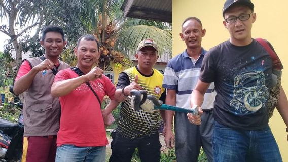 Damkar Evakuasi Ular Kobra Masuk Sumur Warga Sei Lekop Bintan Timur