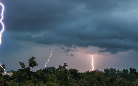 Cara Kerja Penangkal Petir dalam Meredam Sambaran Petir yang Mengarah ke Rumah