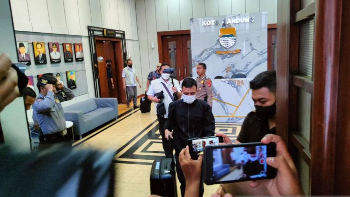 KPK Brings 3 Suitcases After 5 Hours Search Bandung City Hall