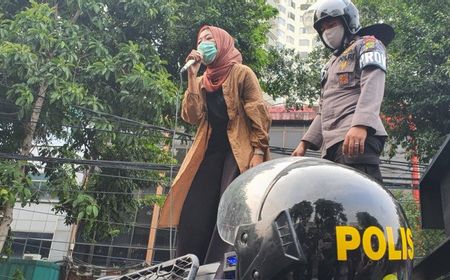 Naik Mobil Raisa, Mahasiswi Ini Tenangkan Pendemo: Jangan Pancing Keributan, Gue Mohon Banget