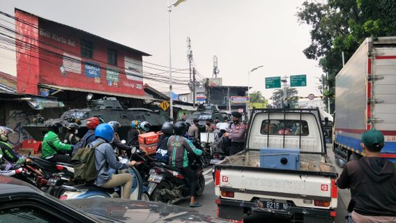 PPKM Darurat: 2 Panser Anoa Turun di Lenteng Agung Cegah Penerobos Penyekatan