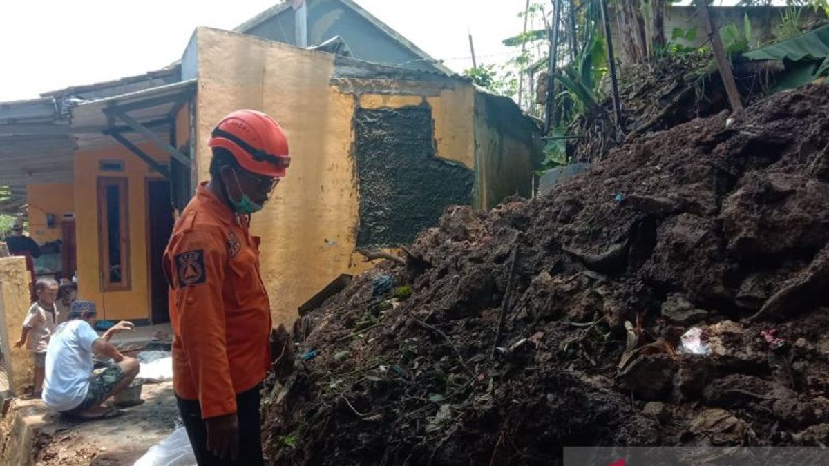 Landslide Hits 5 Villages In Parakansalak Sukabumi