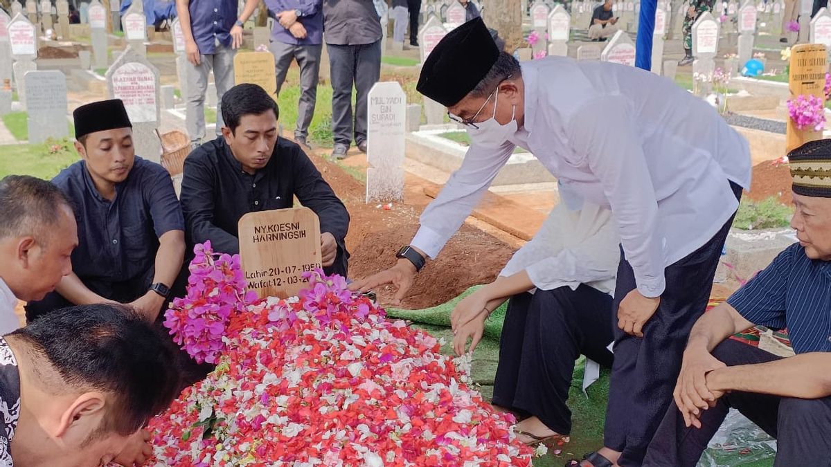 Hormat Terakhir Moeldoko di Momen Pemakaman Istri: Hj. Koesni Harningsih