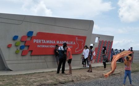 Plang Sirkuit Mandalika dan Bypass BIL jadi favorit Wisata Foto Selfie