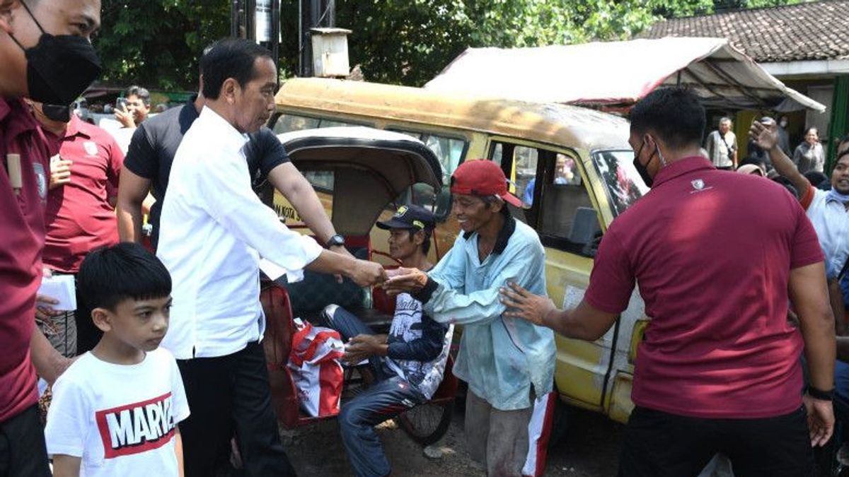 Presiden Jokowi Bagikan Bantuan untuk Sejumlah Pedagang di Kota Surakarta
