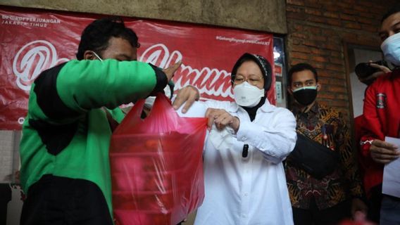 Mensos Risma Ajak Warga Gotong-royong Ringankan Beban di Tengah COVID-19