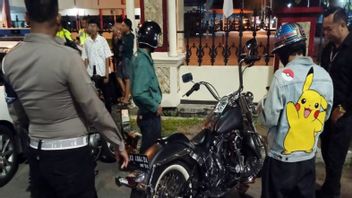 警方在新邦Manahan Solo获得数十辆Knalpot Brong摩托车