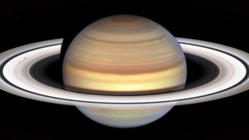 奇妙な指が惑星土星の輪の周りに現れ、ハッブル望遠鏡は観測をする準備をします!