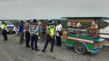 Mangkal Street Vendors On The Maredian Riau Bridge Are Ordered, Generally Selling Using Motorbikes