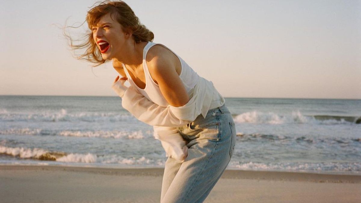 Wow! Taylor Swift Officially Becomes A Billionaire!