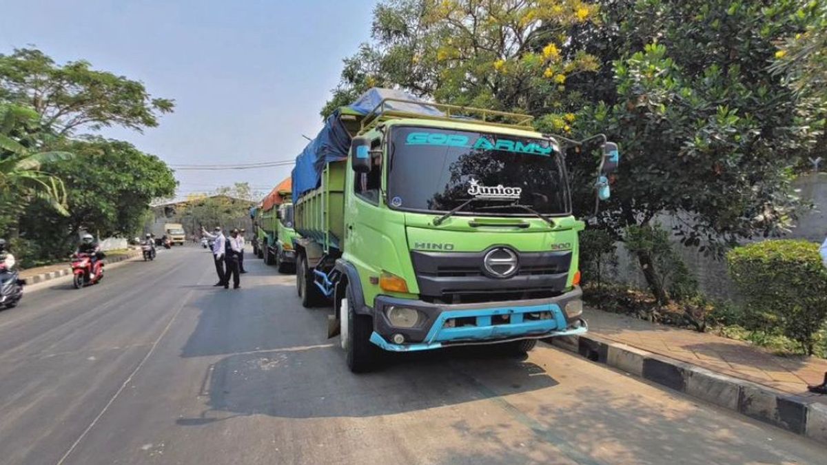 Dishub Admits Overwhelmed By Land Trucks That Violate Operational Hours