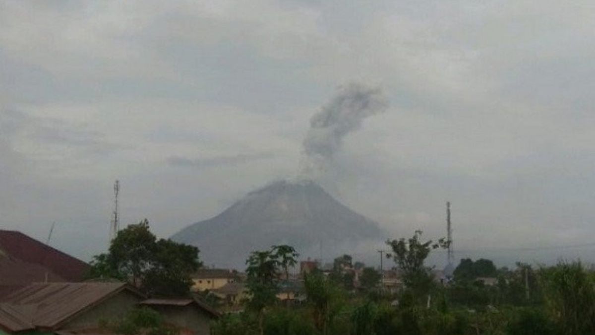 Erupsi Gunung Sinabung: Luncuran Abu Vulkanik Sejauh 1.000 Meter