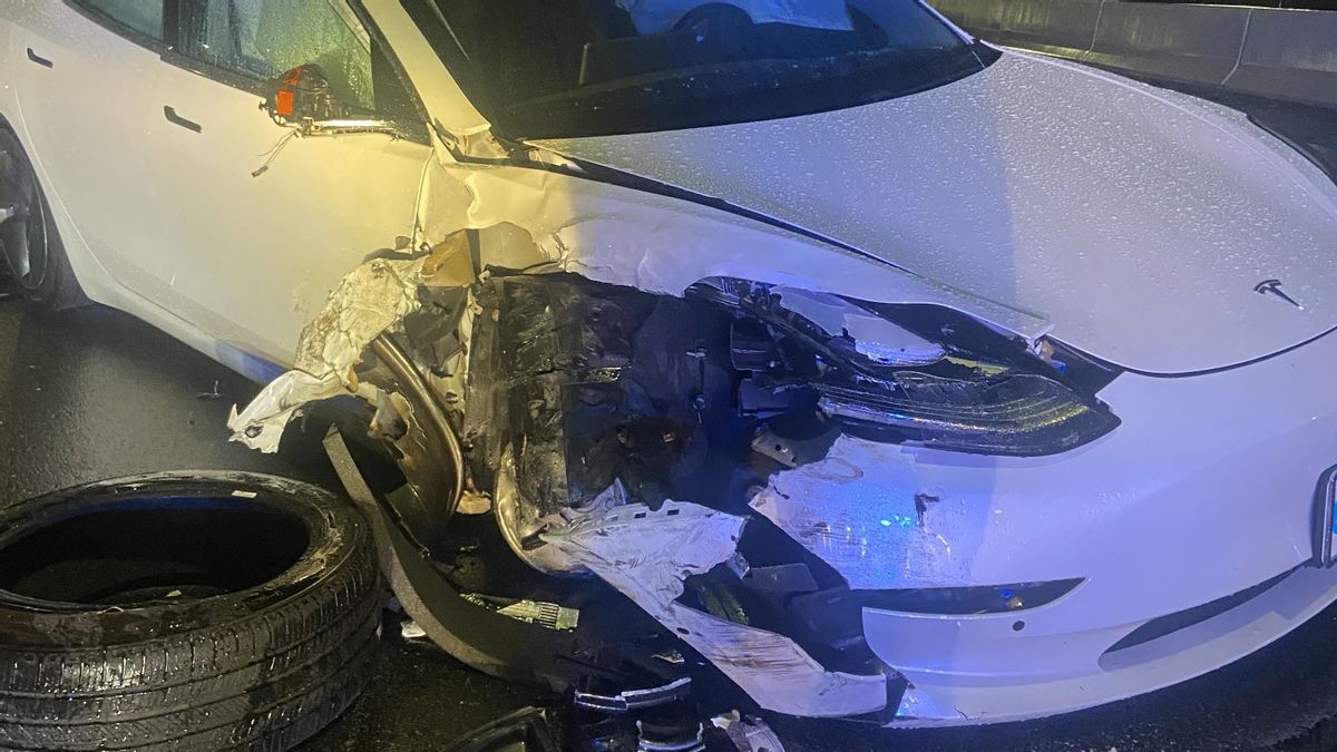 Tesla Car Crashes Again When Controlled By The Autopilot Feature