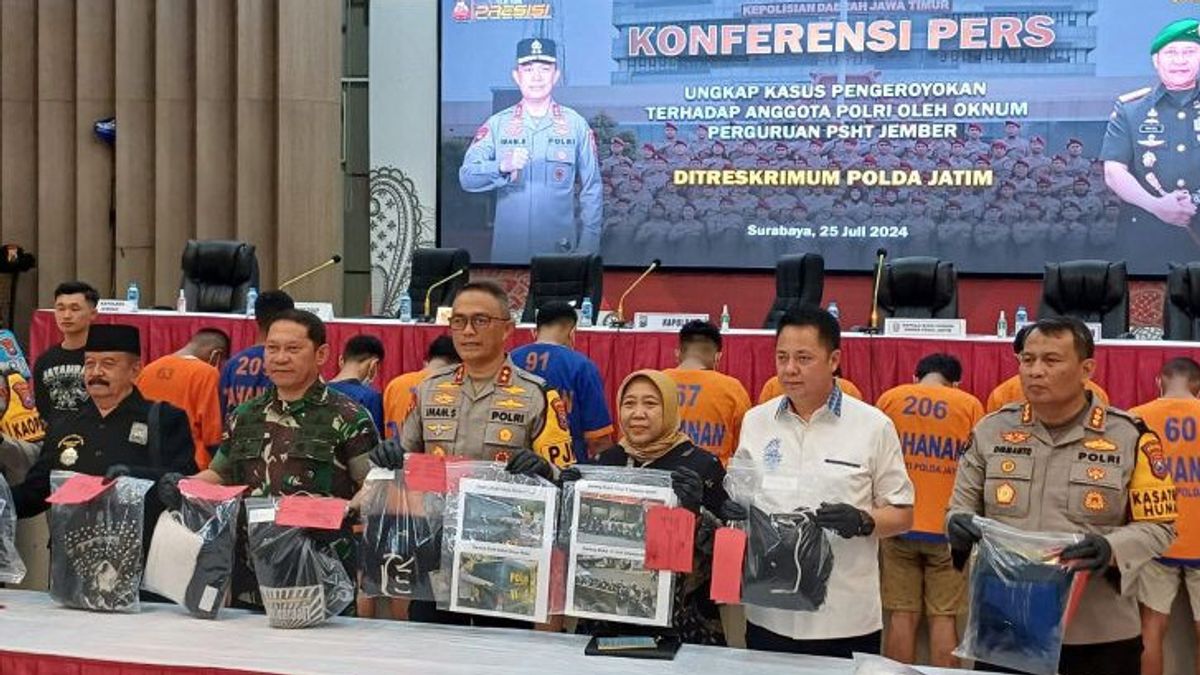 La police de Jatim fixe 13 membres de PSHT soupçonnés d’être un voleur de police de Jember