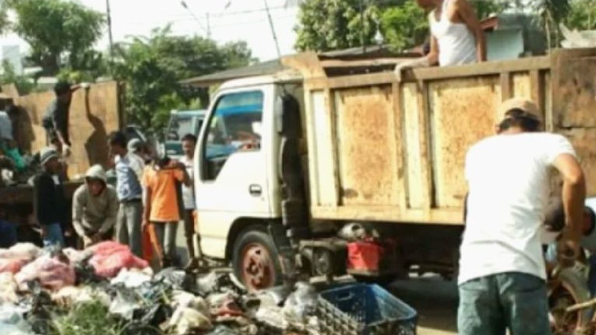 ومن المتوقع أن تصل نفايات تكديسها إلى 150 طنا، وأعدت DLH Jakarta 3,900 من موظفي النظافة في مالان للعام الجديد 2025