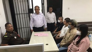 警方将TPPO 24 PMI Asal NTB案件的4名嫌疑人移交给Kejati Lampung
